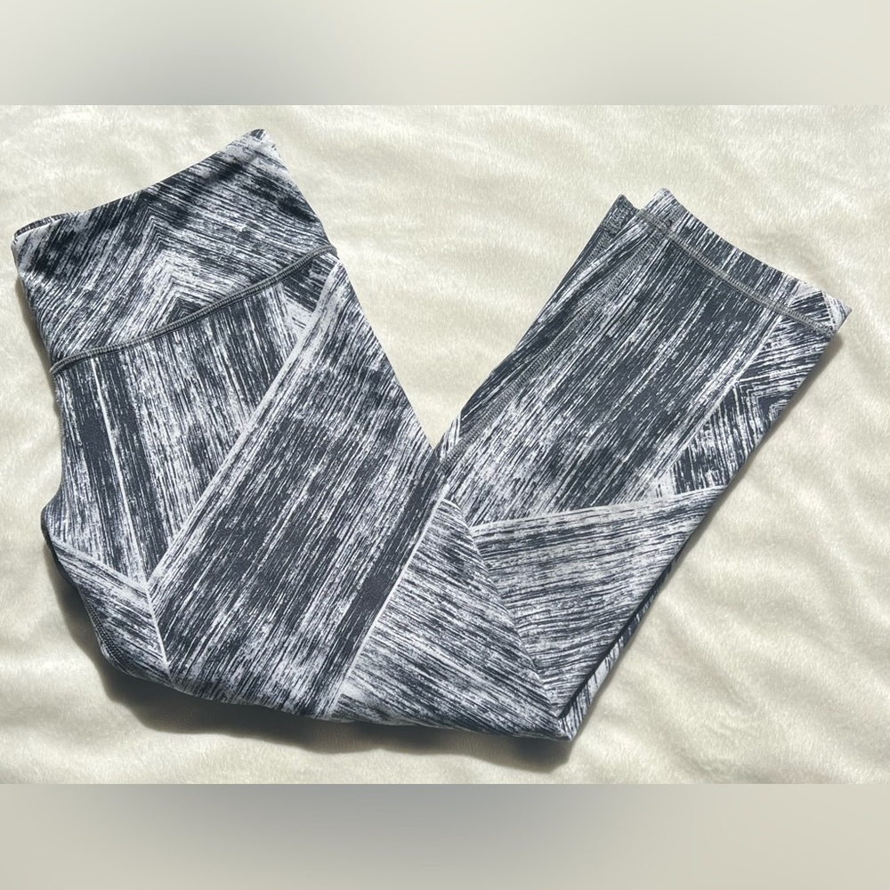 Lululemon Black and White Size 8 Athletic Leggings